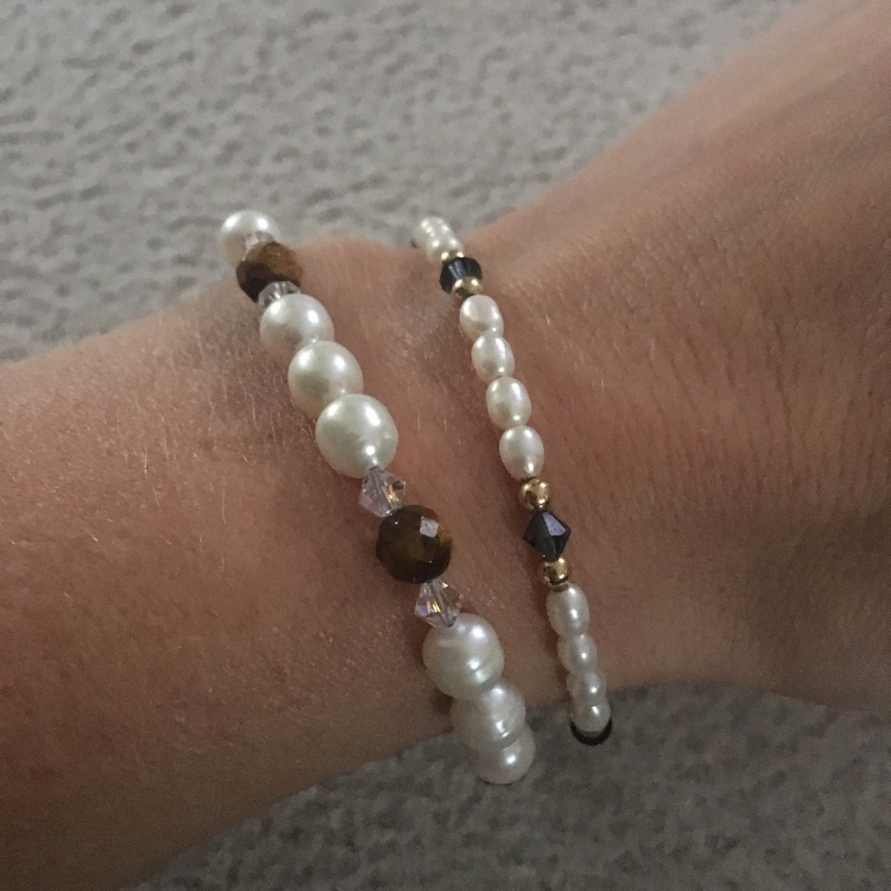 Set of pearl bracelets w/ tigers eye & blue stones